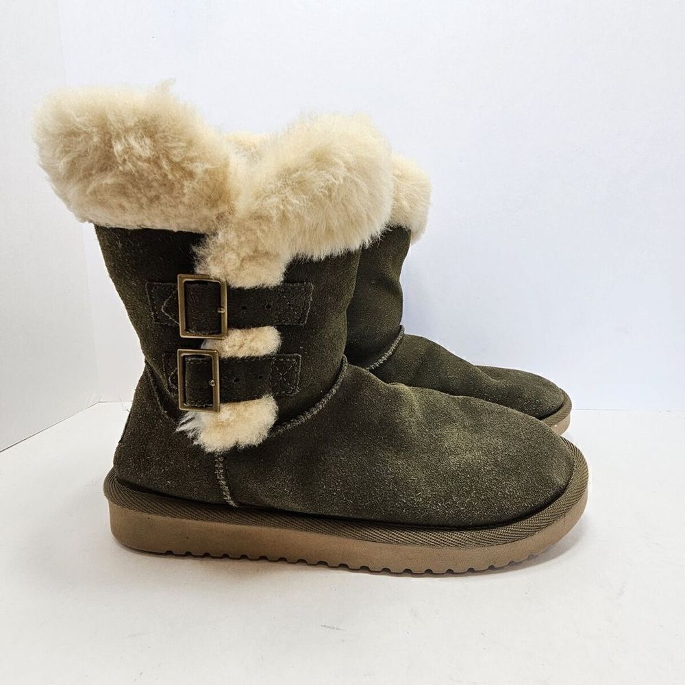 Kookaburra by Ugg Sulana Olive Night Suede Sheepskin Short boot. Size 7.